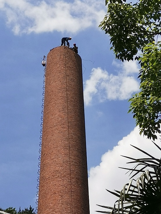 吉安烟囱拆除公司:环保先行,绿色施工,守护蓝天