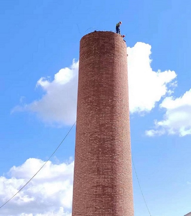 废弃烟囱拆除：选对团队=给安全上双保险！